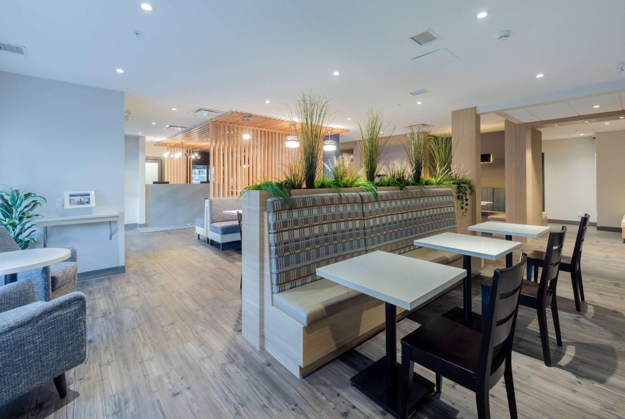 Microtel & By Wyndham Oyster Bay Hotel 2*