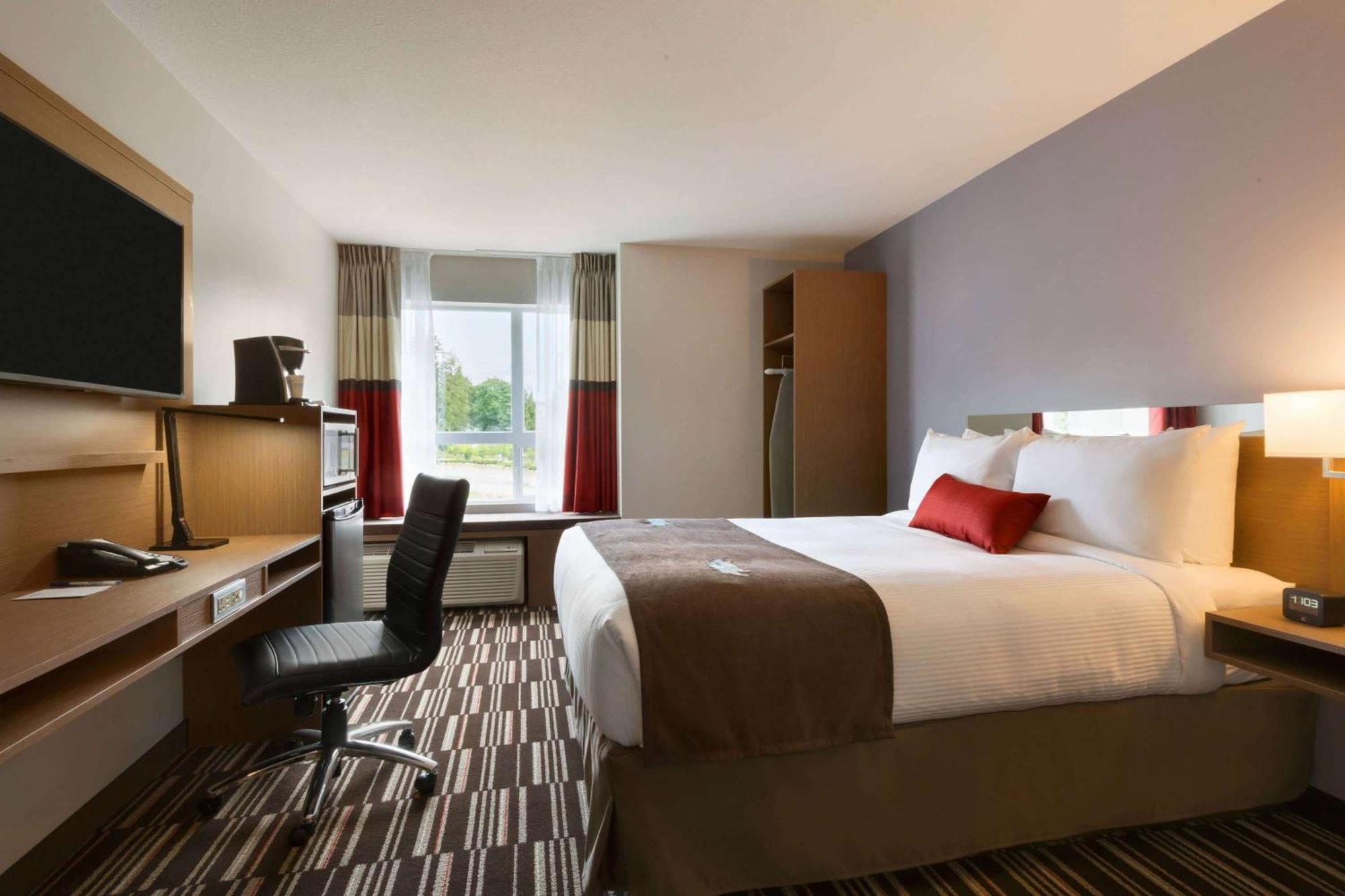 Microtel & By Wyndham Oyster Bay 2*