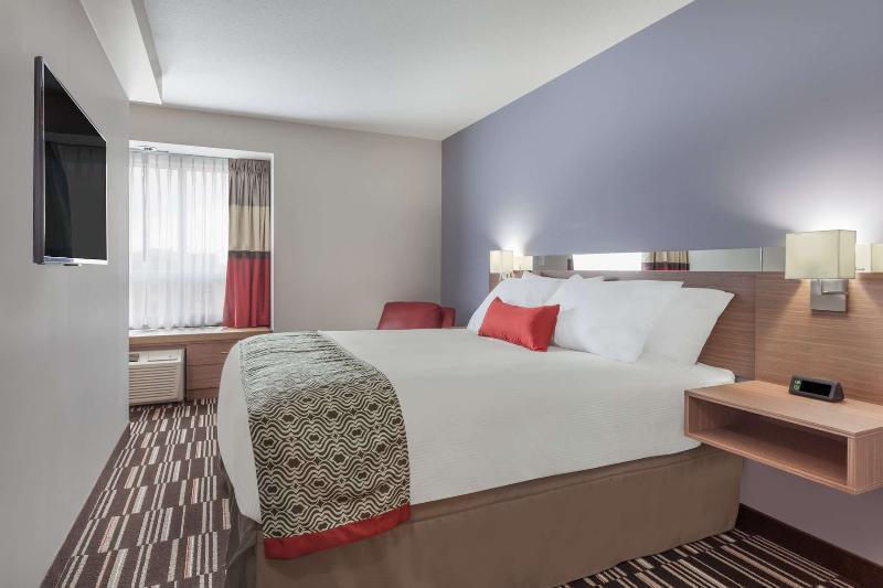Microtel & By Wyndham Oyster Bay Hotel 2*