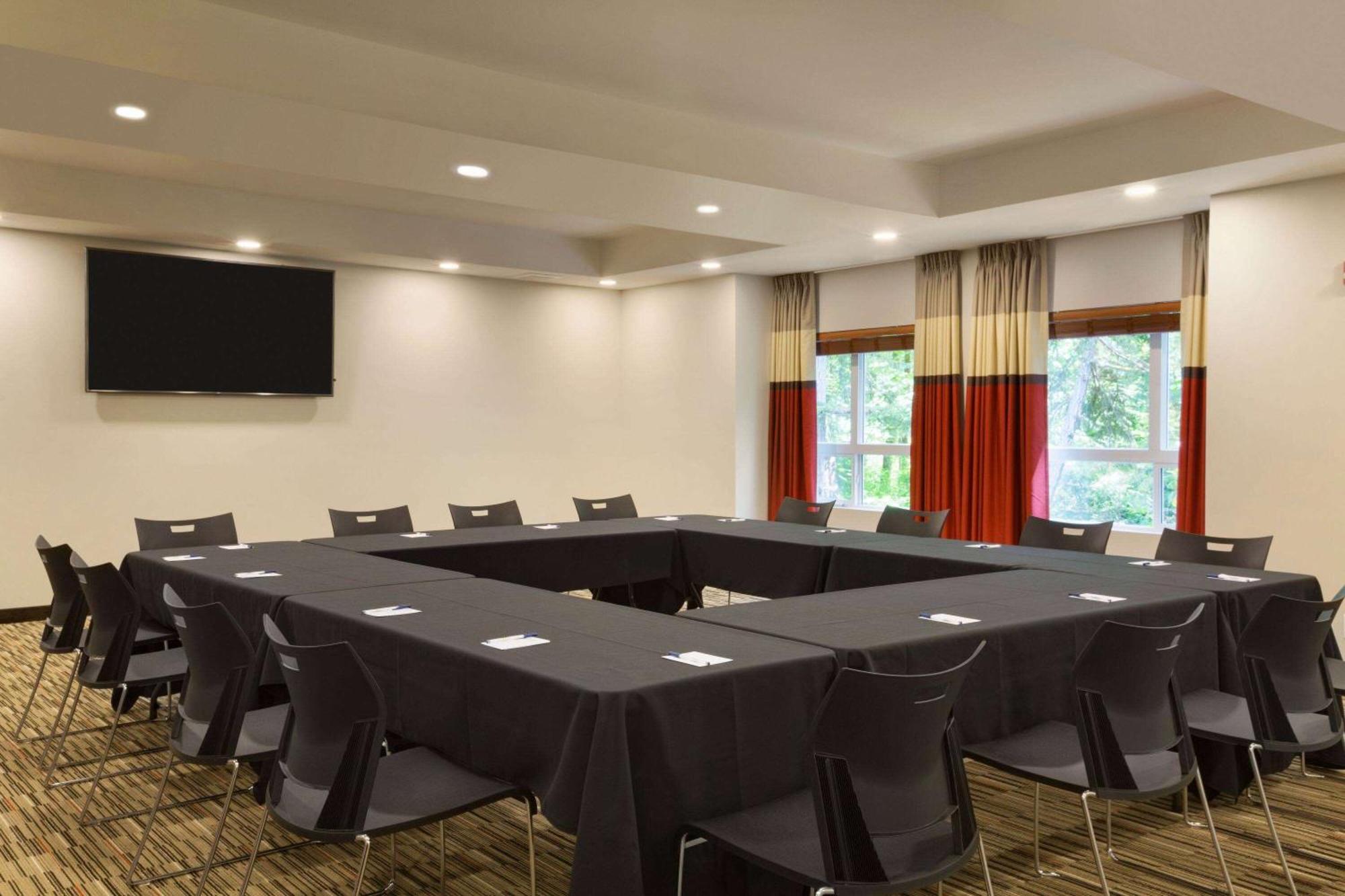 Microtel & By Wyndham Oyster Bay Hotel 2*